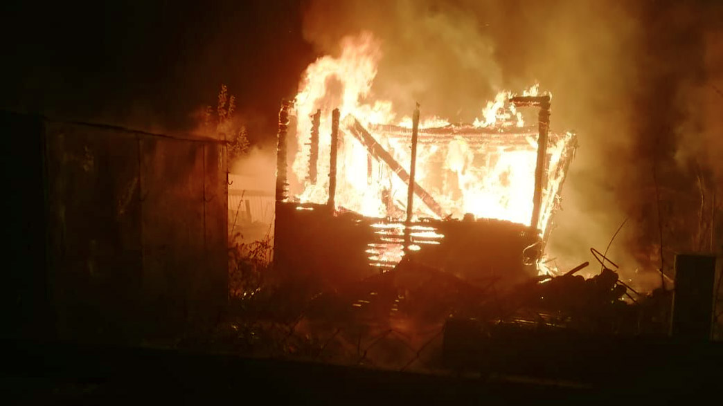 На пожаре в Петушинском районе погибла женщина. Дознаватели склоняются к тому, что причиной возгорания стал аварийный режим работы электросети