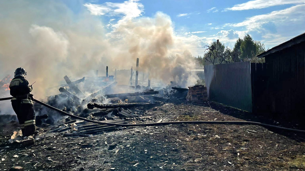 На пожаре в деревне Филатово погибла женщина и пострадал мужчина