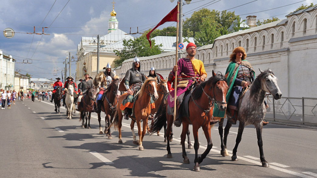 14 всадников в доспехах проехали по центру Владимира «во славу земли Русской»