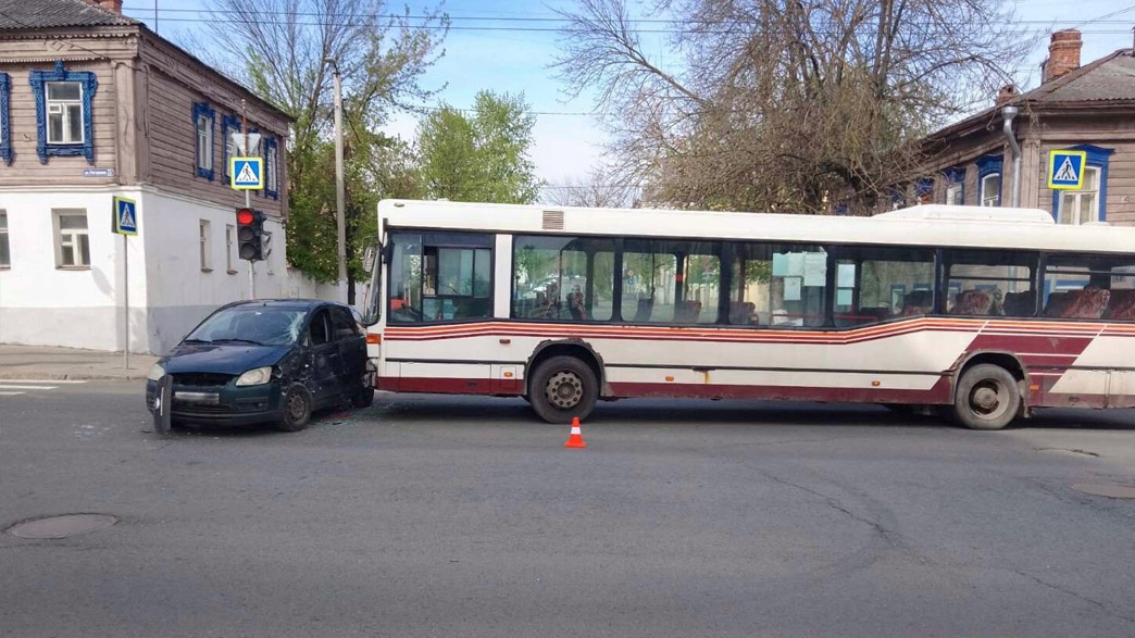 На улице Гагарина в аварии с участием автобуса пострадали трое человек, в том числе ребенок