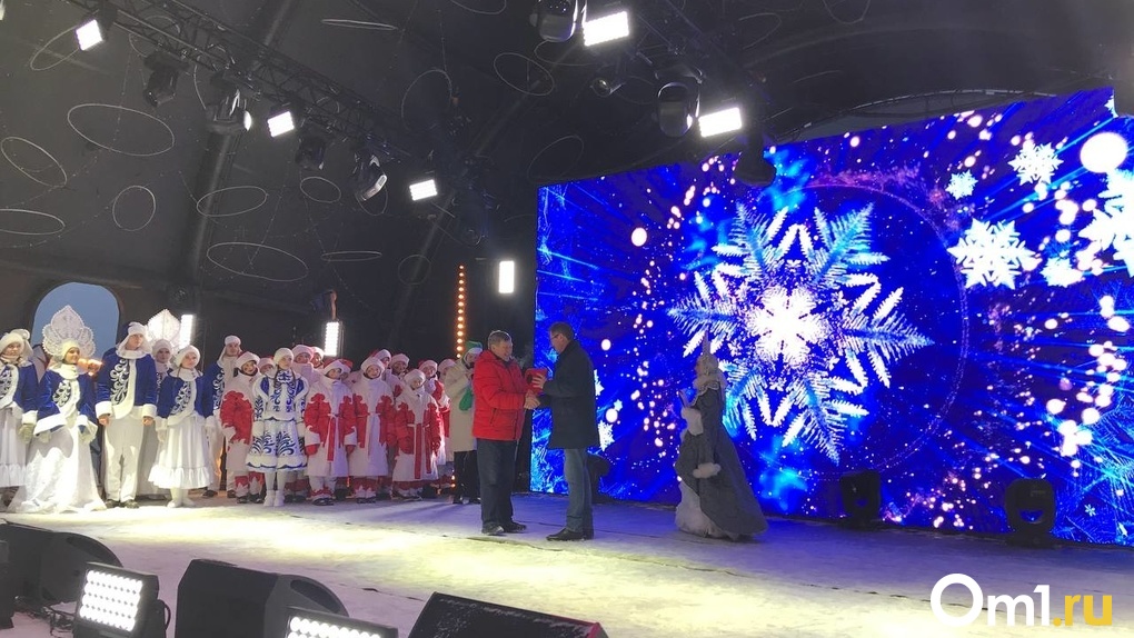 Новосибирск официально передал Суздалю снежинку — символ «Новогодней столицы России»