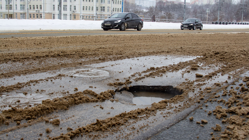В городе Владимире на Октябрьском проспекте рядом с местом недавней замены магистральной трубы провалился асфальт