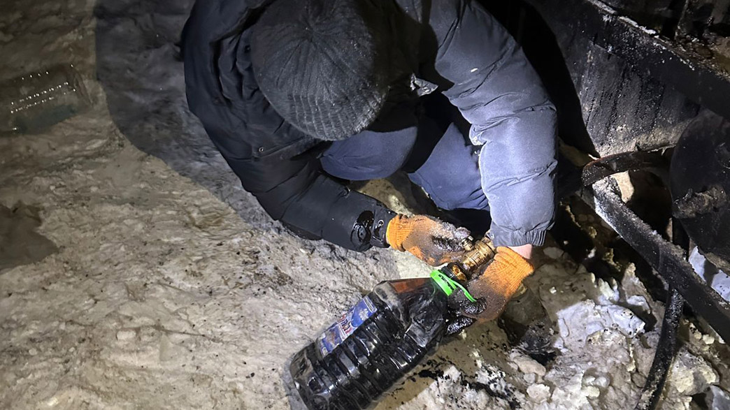 Похищенную из трубопровода нефть перевозили в замаскированном самосвале с песком