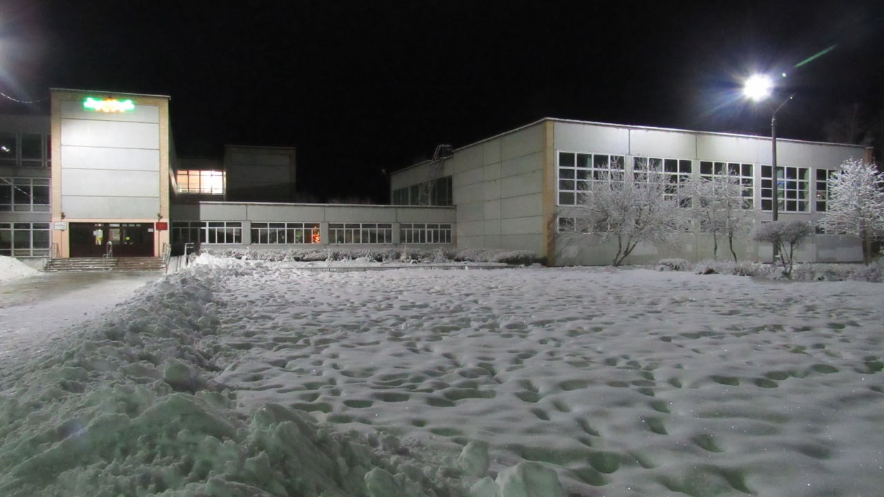 В закрытом городе Радужный из-за анонимного сообщения эвакуированы две школы