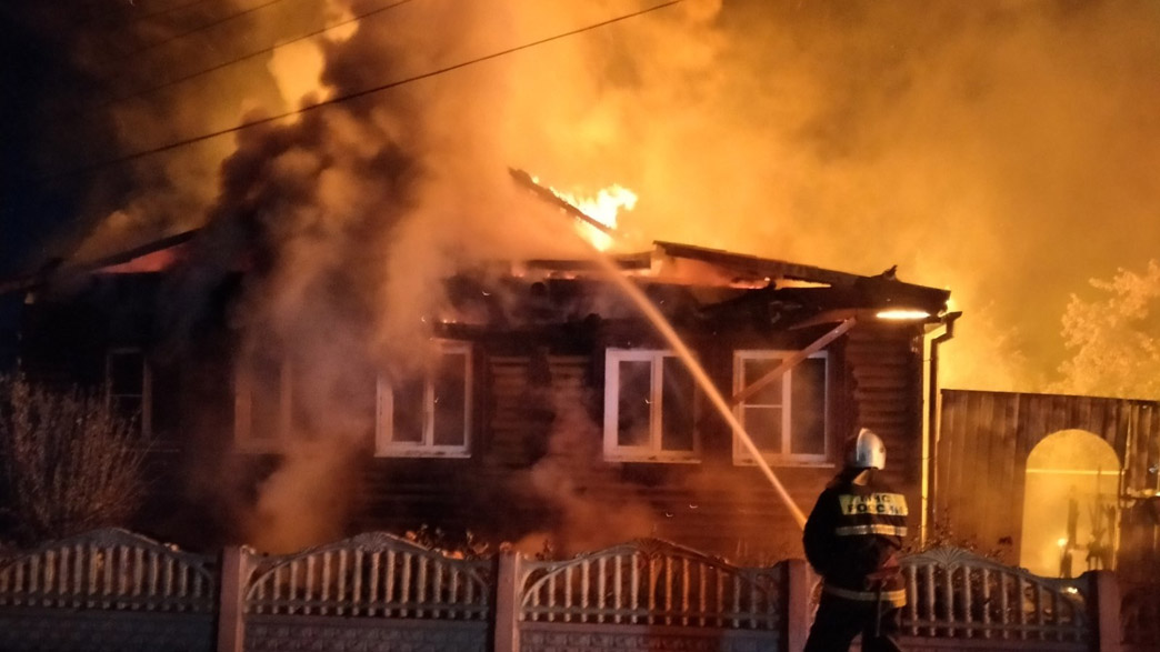 На пожаре, который охватил два дома, погиб мужчина
