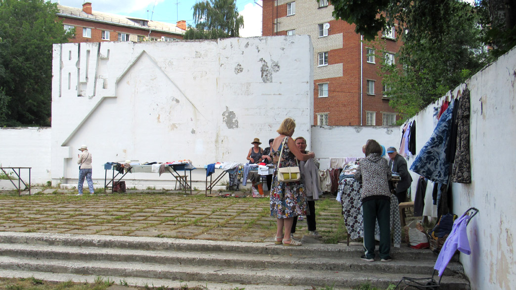 Мемориал в честь приезда Ленина во Владимир превращен в барахолку