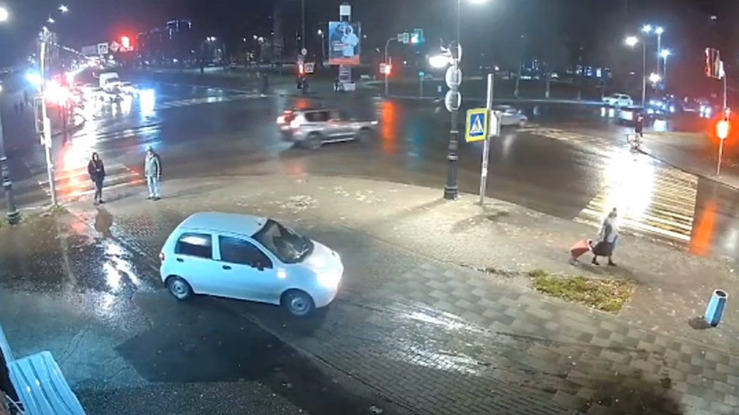 Муромские водители настолько суровые, что срезают перекрестки по тротуарам Муромские водители настолько суровые, что срезают перекрестки по тротуарам