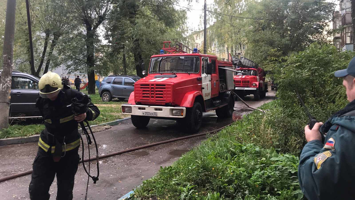 На пожаре во Владимире, предположительно, погибли бабушка и ее несовершеннолетний внук. Силовики отказываются комментировать это ЧП