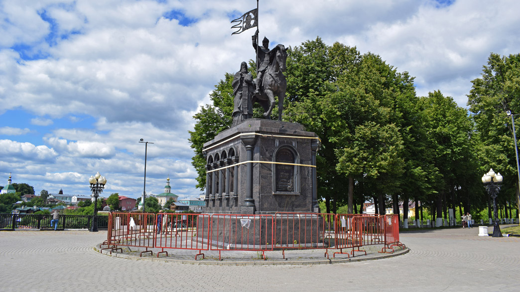 Конной статуе и смотровым площадкам в центре Владимира задерживают проект реставрации