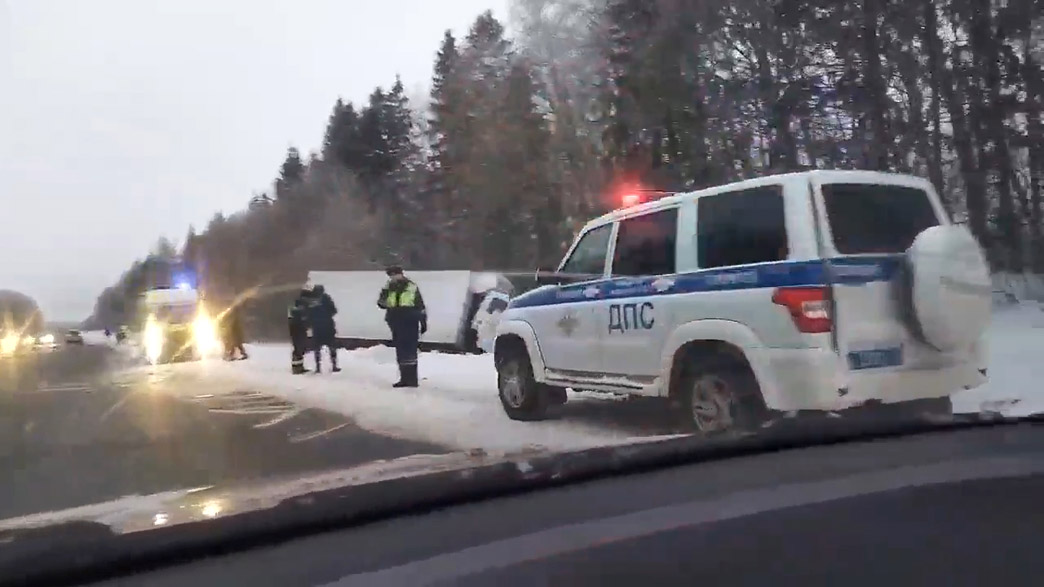 На суздальской дороге произошло ДТП с участием трех грузовиков. Есть пострадавшие