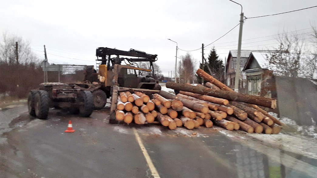 Во Владимирской области лесовоз опрокинул груз на легковую машину