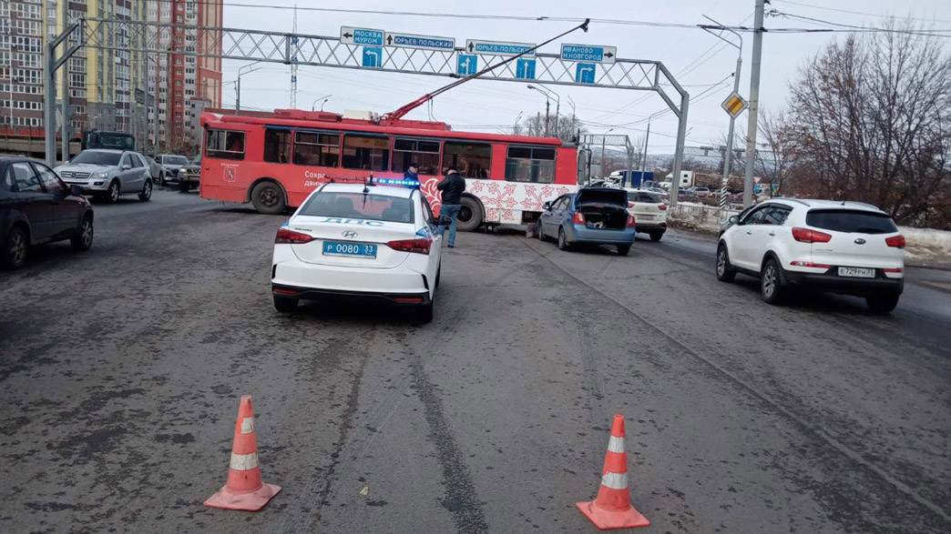 Серию автобусных ДТП во Владимире разбавил попавший в аварию троллейбус