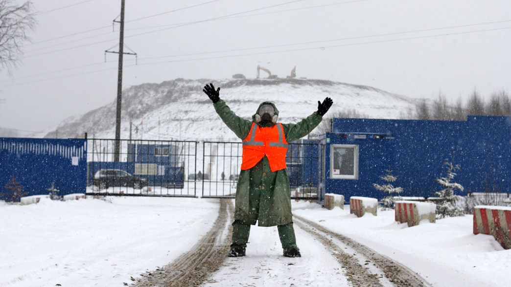 Компания «ЭкоЛайн», эксплуатирующая Александровскую свалку, грозит судом активистам, перекрывавшим въезд на мусорный полигон