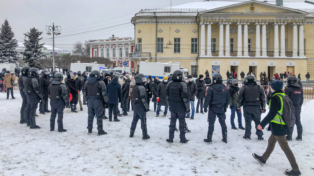 Во Владимире второй раз за неделю люди без согласования с властями вышли на улицы в поддержку Навального. Чем отличались две манифестации?