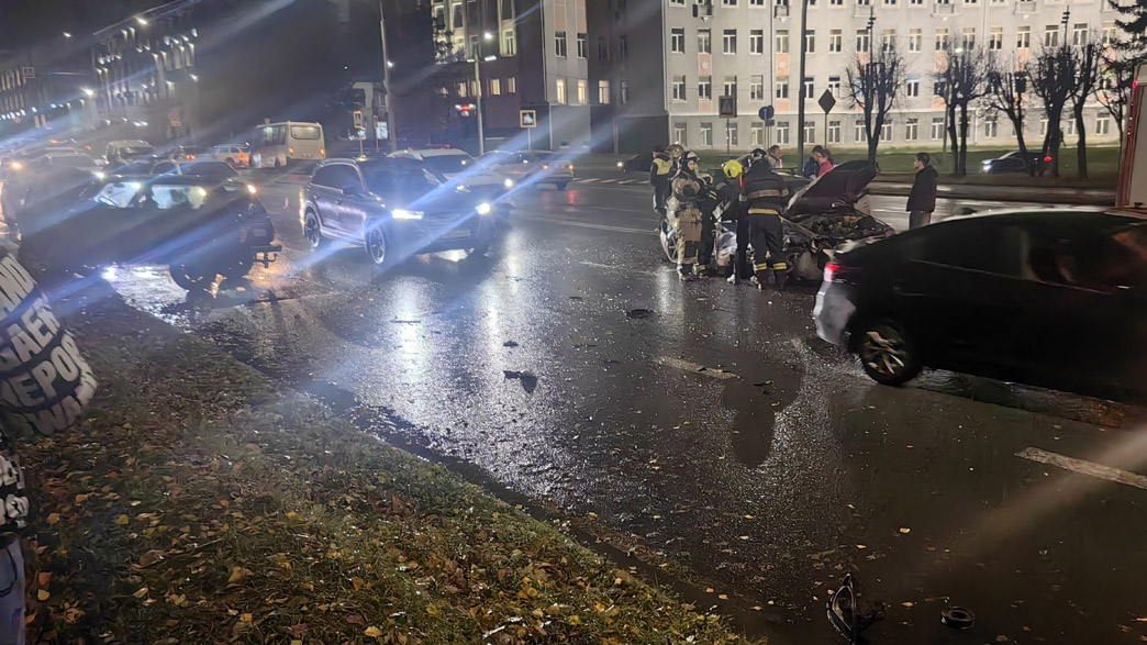 В аварии на Октябрьском проспекте столкнулись три автомобиля В аварии на Октябрьском проспекте столкнулись три автомобиля