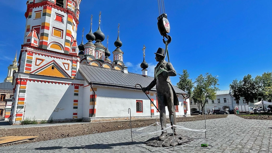 В Суздале установили долгожданный памятник Бальзаминову