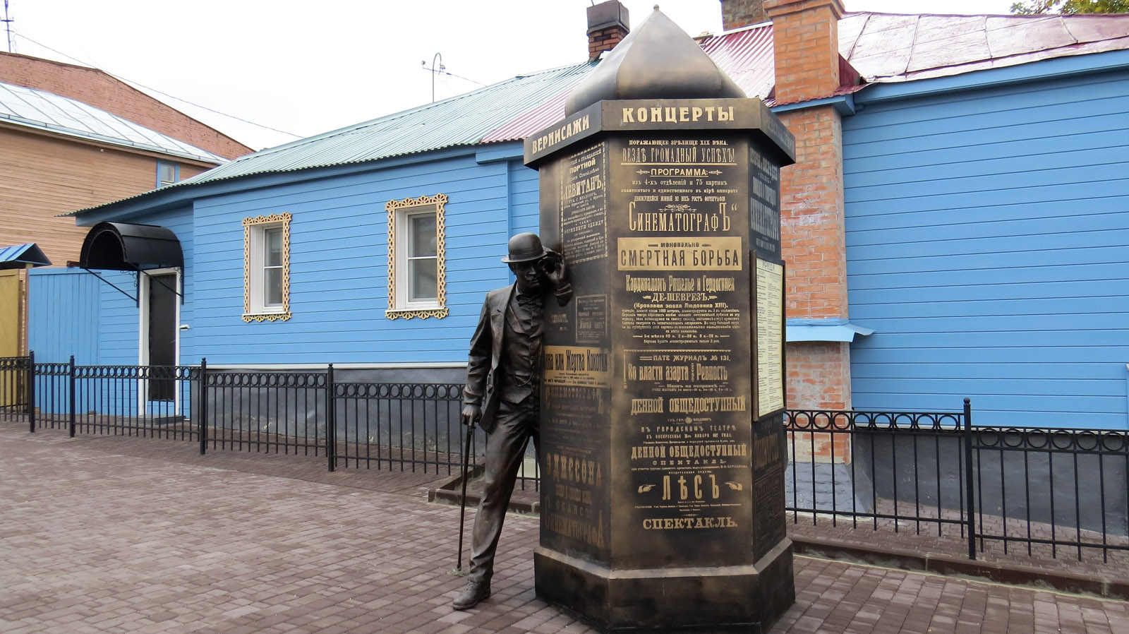 Сразу несколько частных домов в районе новой пешеходной зоны города  Владимира выставлены на продажу. Есть вероятность, что в жилых домах на  Георгиевской улице появятся кафе, отели, сувенирные лавки и магазинчики -  новости