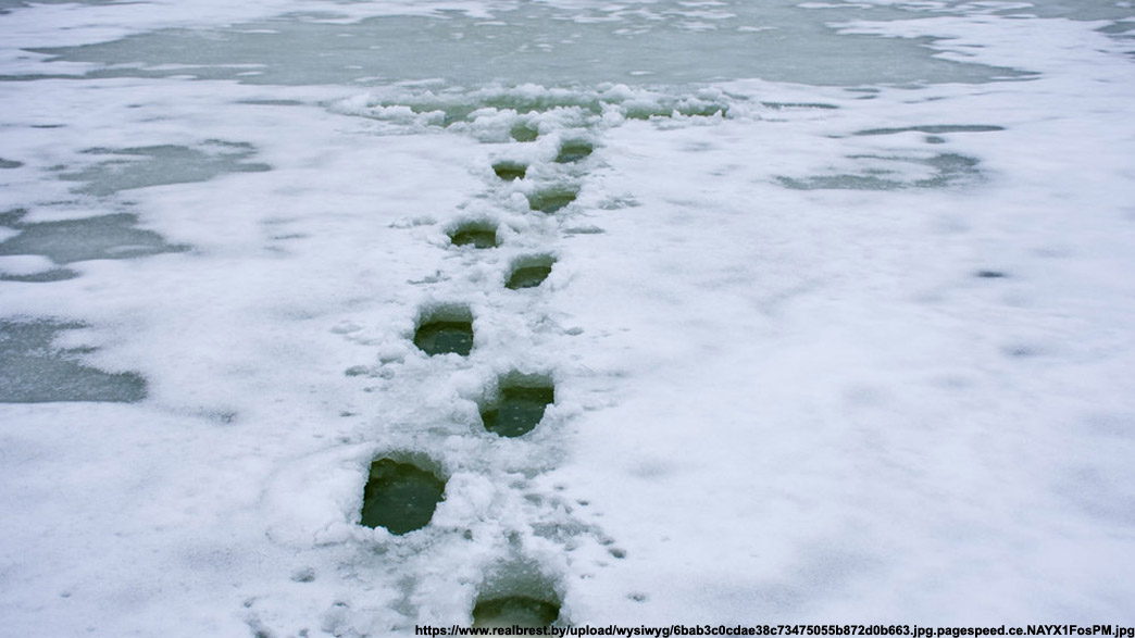 Прогулка по льду небольшого ручья для 10-летнего школьника могла закончиться обморожением, если бы не вовремя подоспевшая помощь