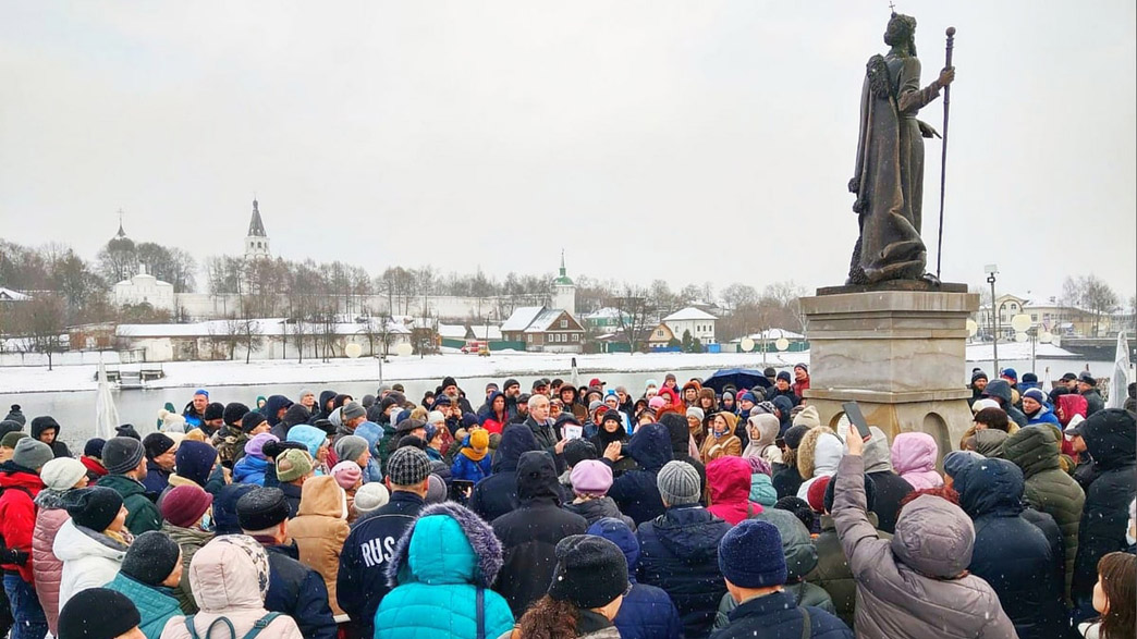 В Александрове возле памятника Ивану Грозному прошел несанкционированный митинг против сегрегации по QR-кодам