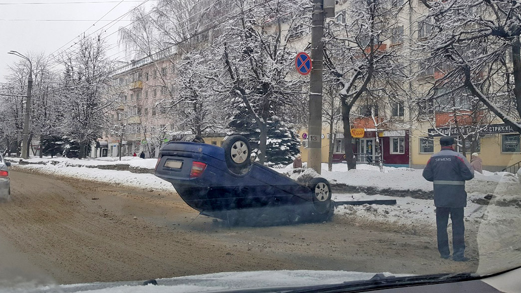 Водитель «Опеля» совершил фееричный кульбит на проспекте Ленина