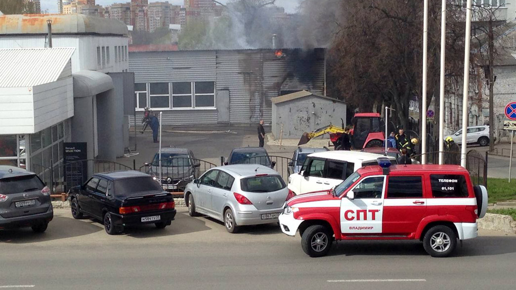 Во Владимире МЧС тушит пожар на территории дилерского центра «Рено»