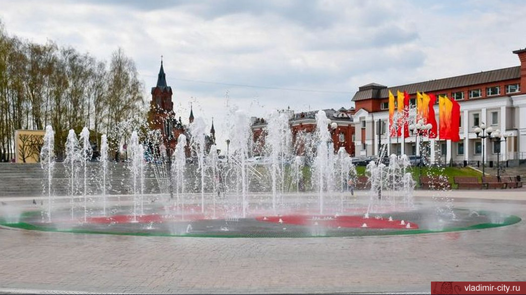 Во Владимире включают городские фонтаны
