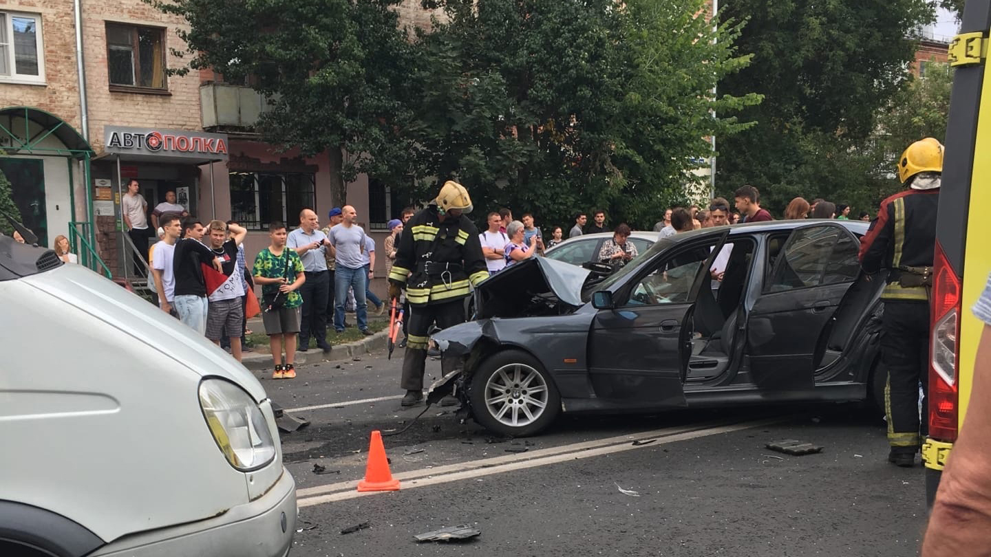 В массовой аварии во Владимире пострадали четверо человек. Появилось видео столкновения с камер наблюдения