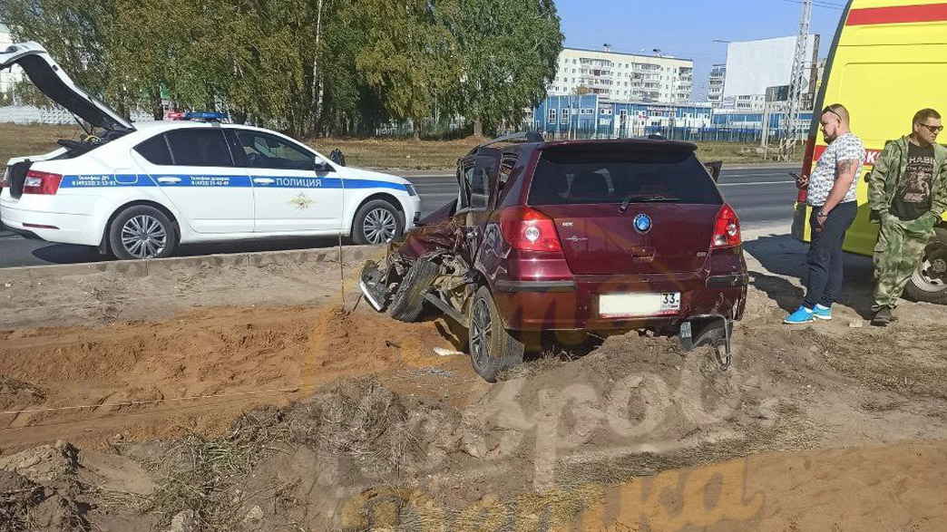 В Коврове пожилой мужчина погиб, врезавшись на кроссовере в грузовик с песком