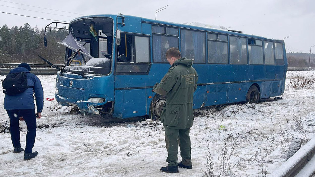 Водитель рейсового автобуса. Рейсовый автобус. Люди в автобусе. Водитель автобуса.