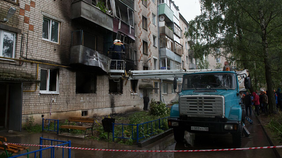 Власти Владимирской области обещают помочь жильцам дома в Коврове, который  пострадал от взрыва газа, в частности, вставить двери и окна. Полиция  охраняет имущество вынужденных переселенцев - новости Владимирской области