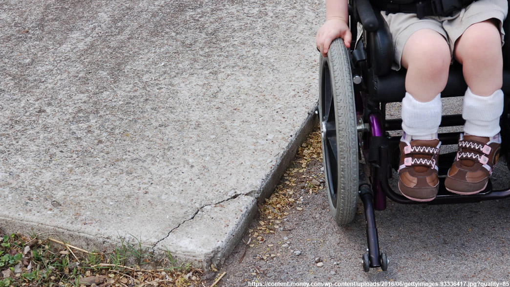 Родителям 7-летнего ребенка-инвалида пришлось пройти квест с привлечением «Народного фронта» и прокуратуры , чтобы получить коляску