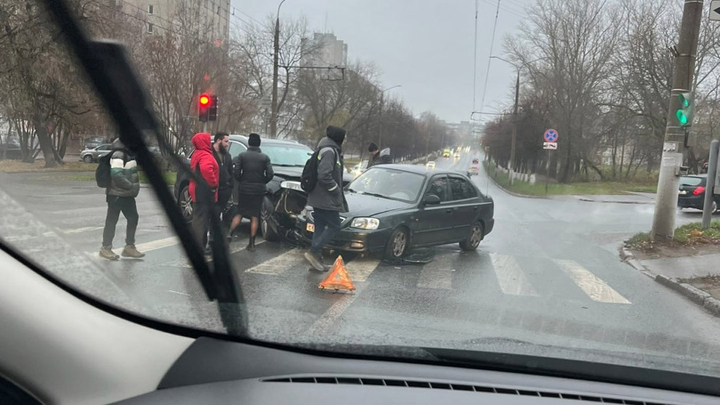 На проспекте Строителей во Владимире произошло сразу три ДТП. Движение транспорта сильно затруднено