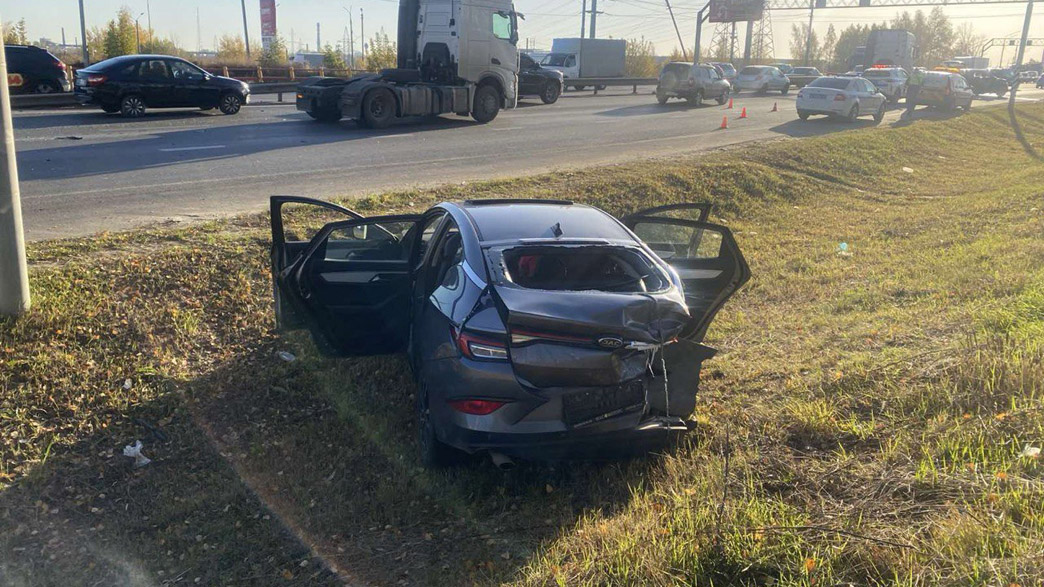 На Пекинке возле «Тандема» китайский кроссовер врезался во встречный Mercedes