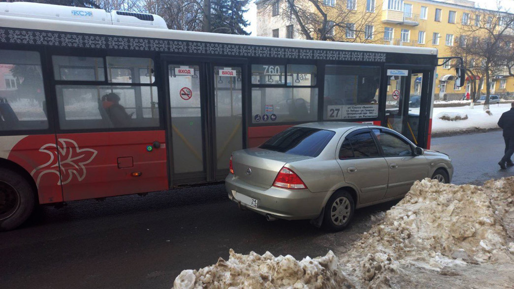 На улице Мира автобус столкнулся с легковушкой. Авария может парализовать город