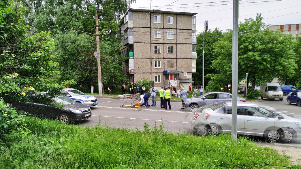 Во Владимире еще один ребенок попал под колеса, переходя дорогу по пешеходному переходу на неудобном перекрестке