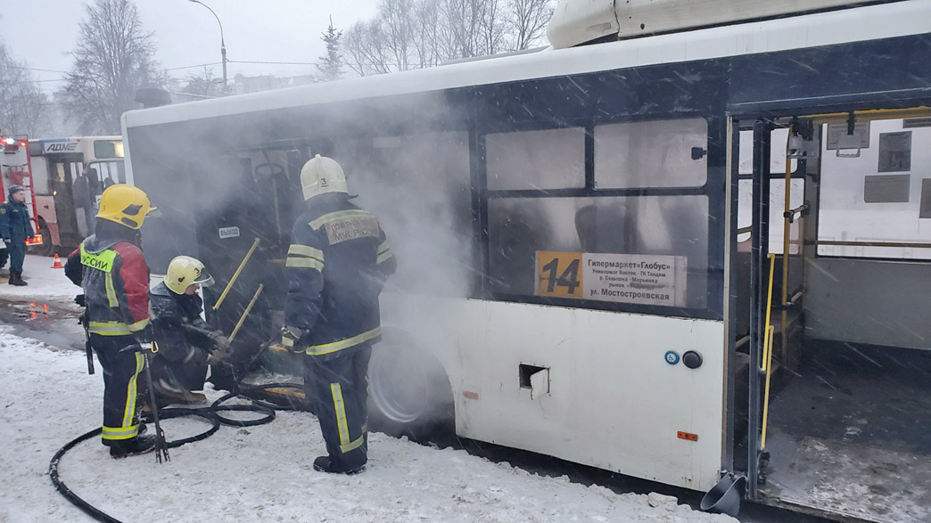 У автобуса маршрута №14 компании АДМ заклинило тормоза из-за мороза и загорелось колесо