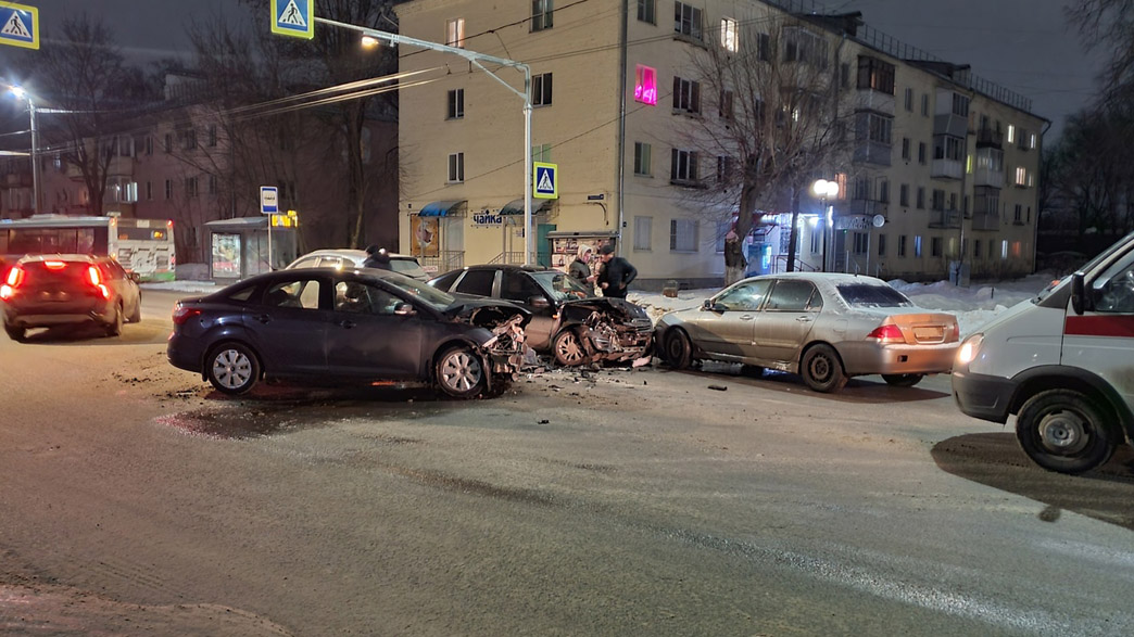 Водитель «Форда» спровоцировал массовую аварию на улице Чайковского