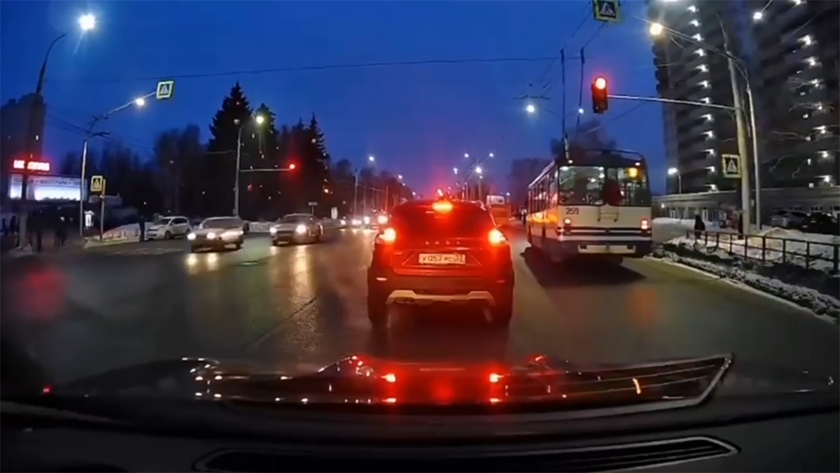Владимирская полиция разбирается с попавшим на видеорегистратор случаем проезда троллейбуса через пешеходный переход на красный свет