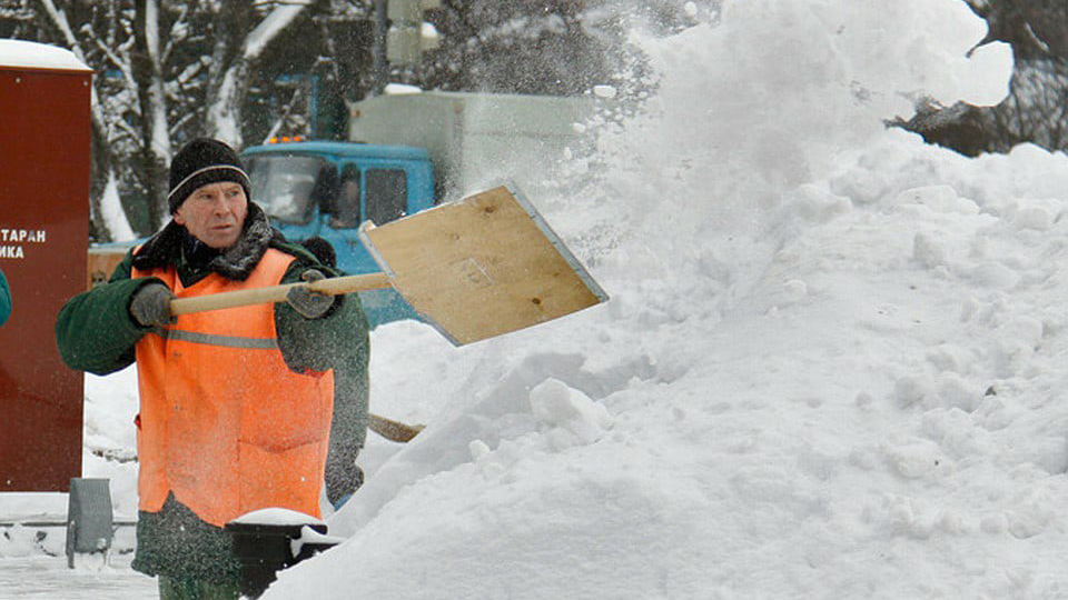 Власти заявили, что владимирские коммунальщики работают на пределе возможностей и даже умирают при расчистке снега 