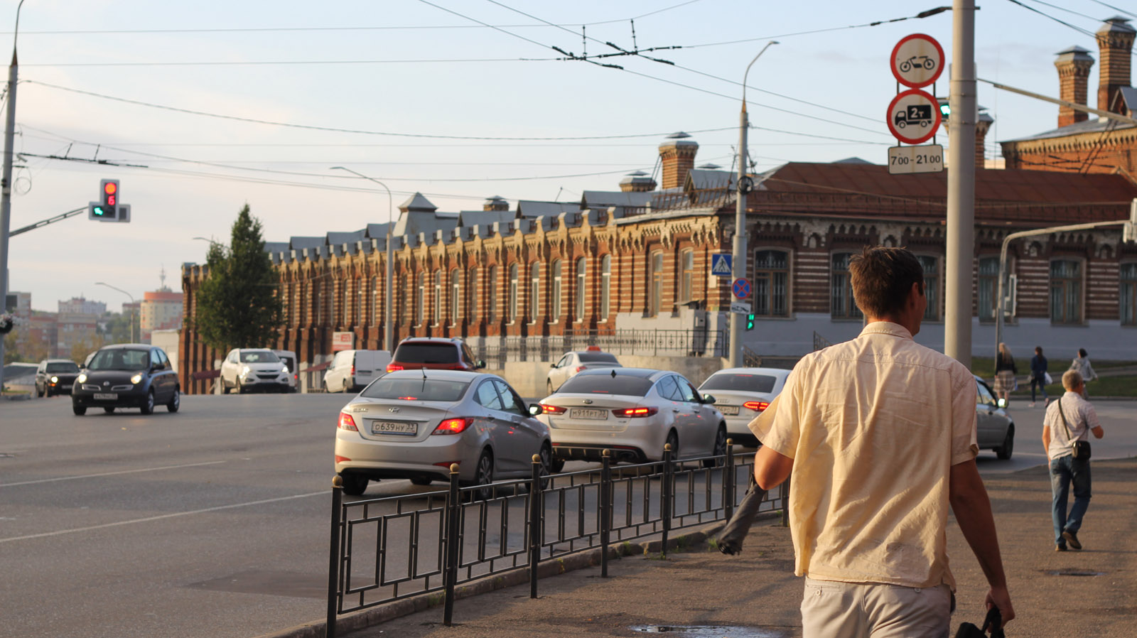 Во Владимире на 3,5 месяца ограничат движение в центре города - по улице  Студеная гора и съезду на улицу Дзержинского. Автомобилистам придется  ездить все лето по одной полосе в каждую сторону -