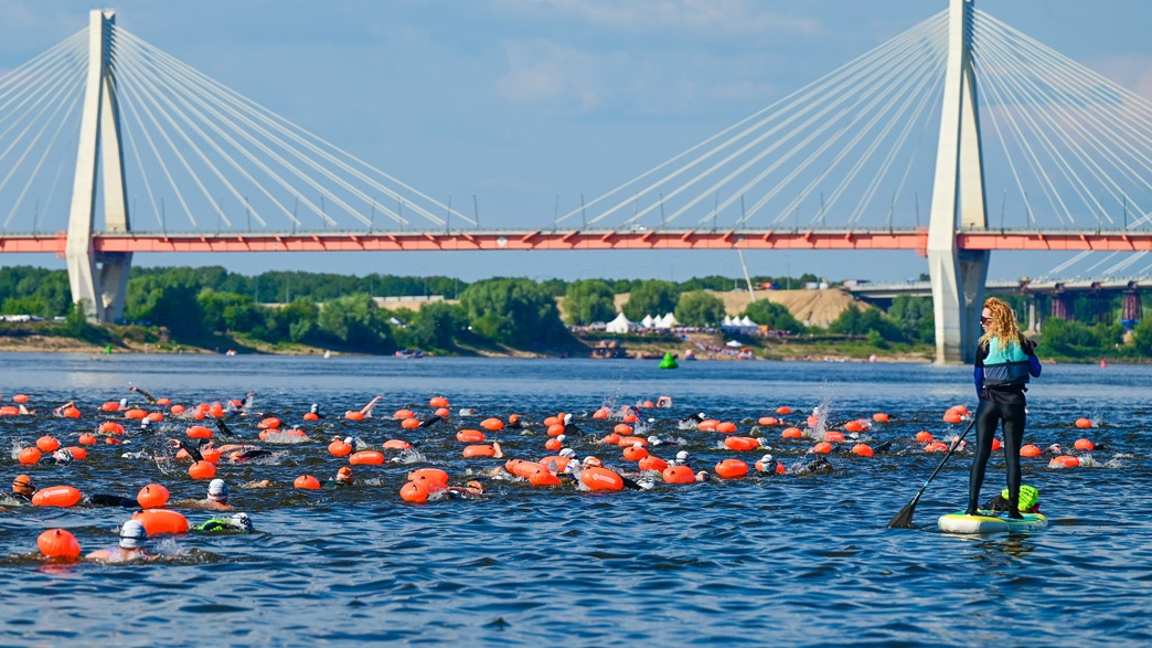 Под муромскими мостами на Оке, несмотря на холодную погоду, провели этап Чемпионата мира по плаванию в открытой воде