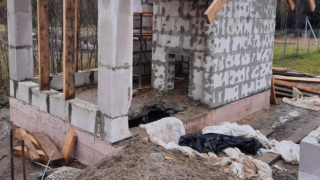 В Кольчугинском районе мужчина поджег, зарезал, а потом залил бетоном своего собутыльника