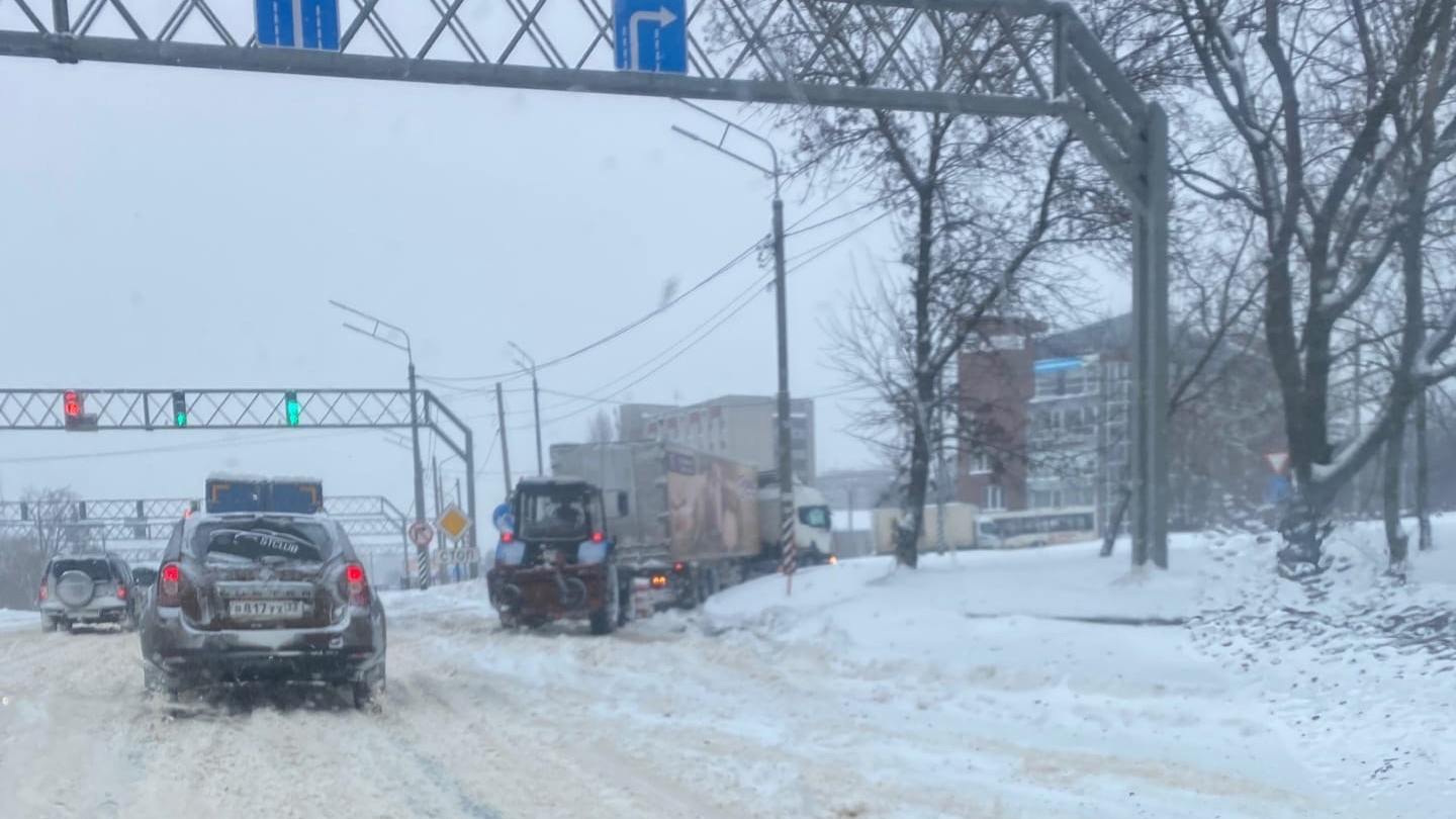 Снежные поля вместо дорог и тротуаров: в рекордный снегопад владимирцев просят не пользоваться личным транспортом