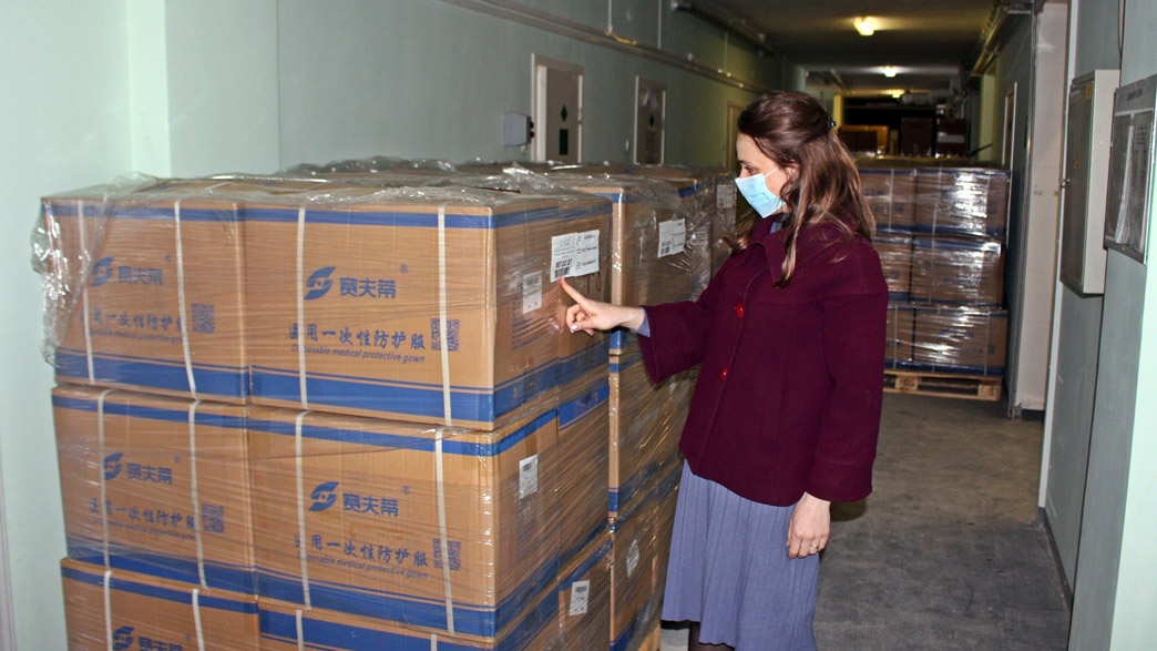 Миллионы медицинских масок и тысячи защитных костюмов в коробках с китайскими иероглифами: Владимирская область получила гуманитарную помощь из Москвы