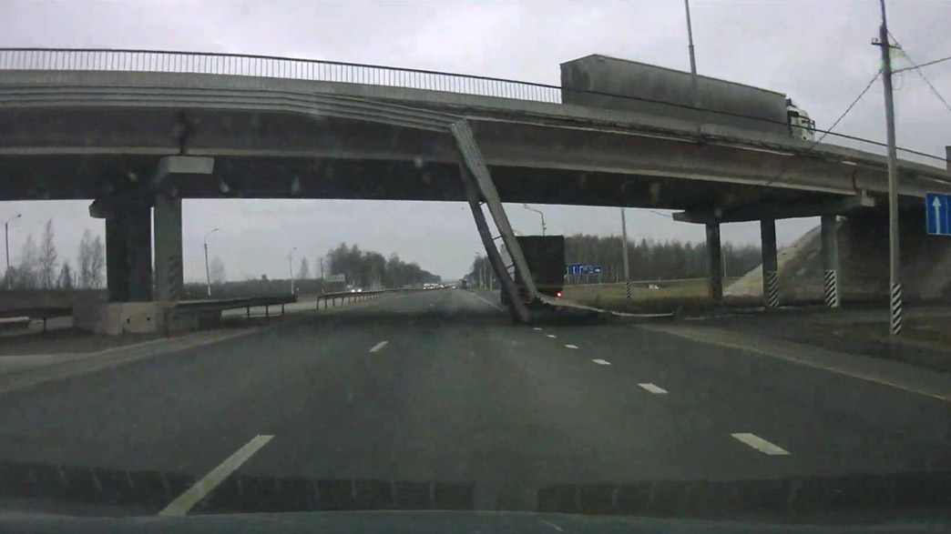 Обрушившаяся часть моста на Южном объезде Владимира едва не задела проезжавшие внизу автомобили