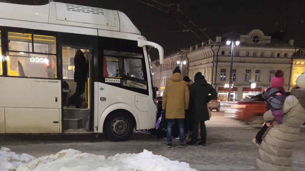 13-летняя девочка попала под колеса автобуса в центре Владимира