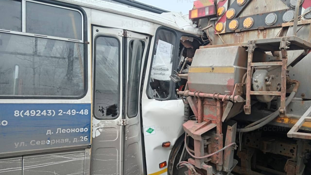 В ДТП с автобусом пострадали 11 человек