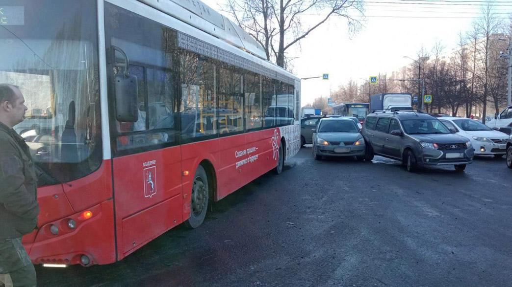 На улице Безыменского города Владимира в аварию попал автобус №15