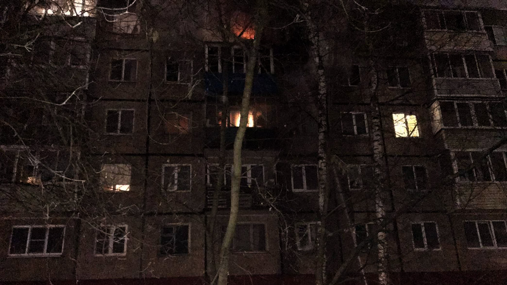 На улице Лакина из-за пожара ночью эвакуировали подъезд многоэтажки, погиб мужчина, оставшийся в горевшей квартире на 4 этаже