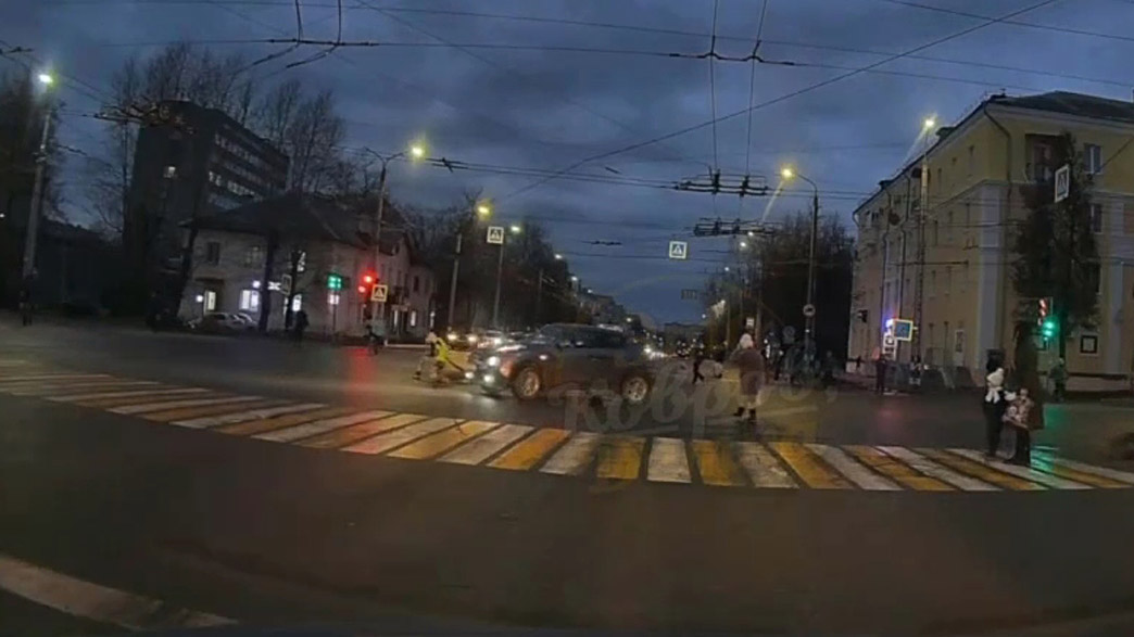 Видеорегистратор зафиксировал, как женщина на Nissan Juke сбивает подростка Видеорегистратор зафиксировал, как женщина на Nissan Juke сбивает подростка